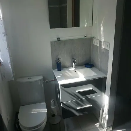 Studio Meuble Pres Du Centre-ville Saintes